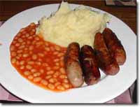 Bangers and mash con beans